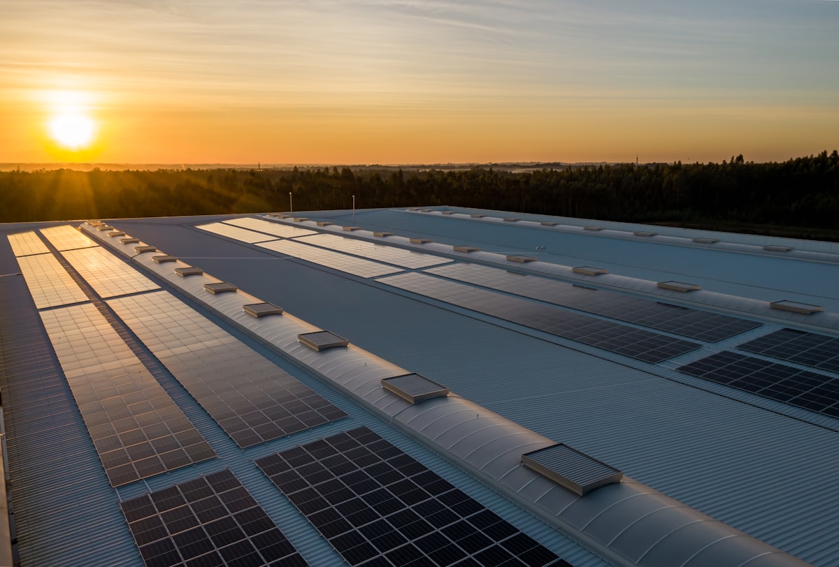 Balkonkraftwerk 2026: Was Vermieter, Miteigentümer und Mieter über Steckersolar wissen müssen